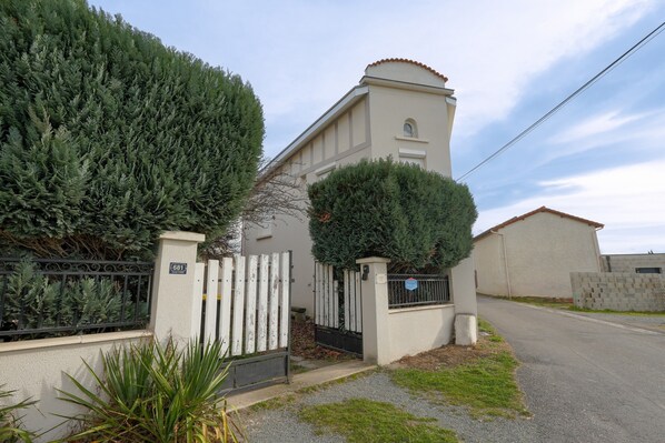 Property grounds - Holiday Apartment "Dans Maison Atypique" with Wi-Fi (Montrond-les-Bains)