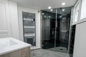 Douche, serviettes fournies