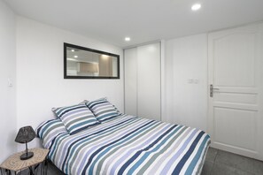 1 bedroom, iron/ironing board, free WiFi, bed sheets - Holiday Apartment "Dans Maison Atypique" with Wi-Fi (Montrond-les-Bains)