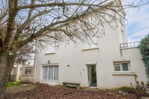 Exterior - Holiday Apartment "Dans Maison Atypique" with Wi-Fi (Montrond-les-Bains)