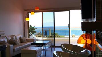 Una televisión, un reproductor de DVD, un reproductor estéreo