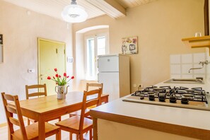 Fridge, stovetop, cookware/dishes/utensils, spices - Apartment 'Il Corso' with Balcony (Roccastrada)