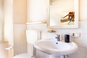 Een douche, een haardroger, handdoeken