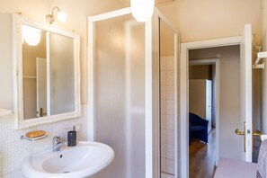 Shower, hair dryer, towels - Apartment 'Il Corso' with Balcony (Roccastrada)