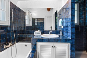 Baignoire, sèche-cheveux