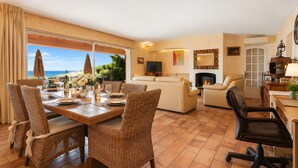 Dining - Villa Bellevue with Panoramic Views · South-Facing · Overlooking Saint-Tropez (Roquebrune-sur-Argens)