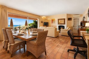 Unclassified image, 3 of 15, button - Villa Bellevue with Panoramic Views · South-Facing · Overlooking Saint-Tropez (Roquebrune-sur-Argens)