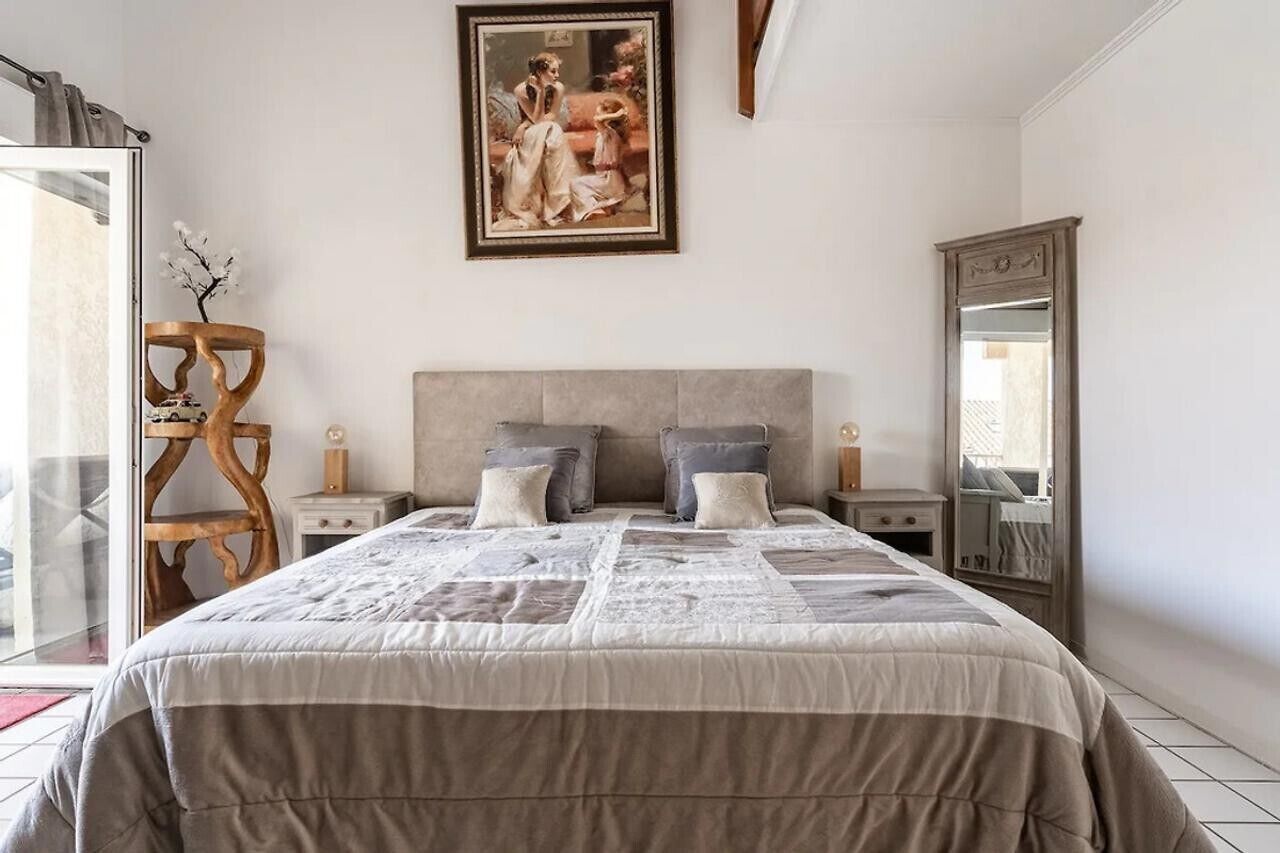 3 slaapkamers, een strijkplank/strijkijzer, gratis wifi, beddengoed