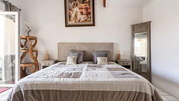 3 slaapkamers, een strijkplank/strijkijzer, gratis wifi, beddengoed