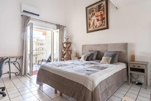3 bedrooms, iron/ironing board, free WiFi, bed sheets - Apartment 'Duplex Appartement 300m De La Mer' with Balcony, Wi-Fi and Air Conditioning (Fréjus)