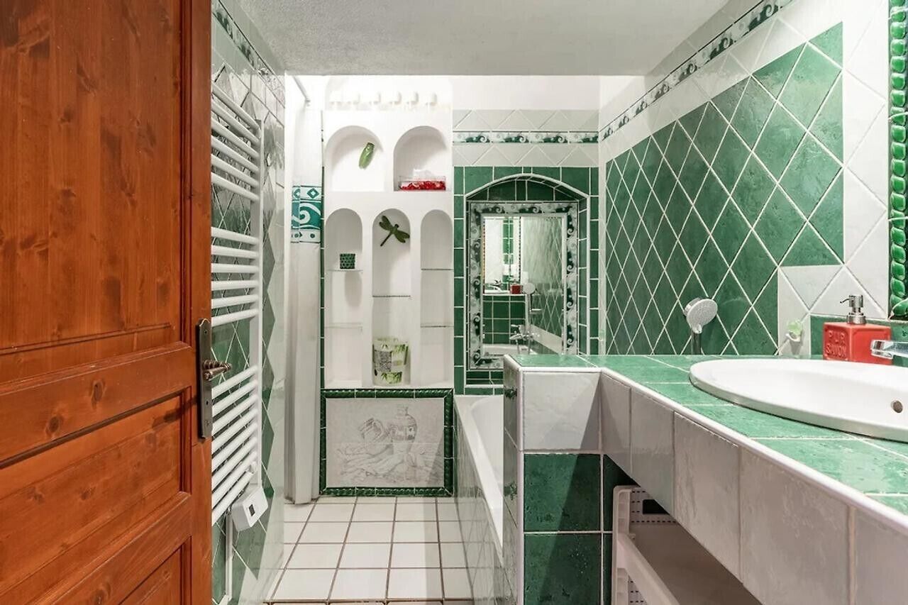 Badewanne, Haartrockner, Handtücher