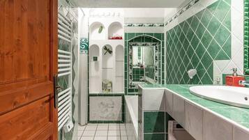Badewanne, Haartrockner, Handtücher
