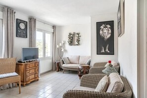 TV - Apartment 'Duplex Appartement 300m De La Mer' with Balcony, Wi-Fi and Air Conditioning (Fréjus)