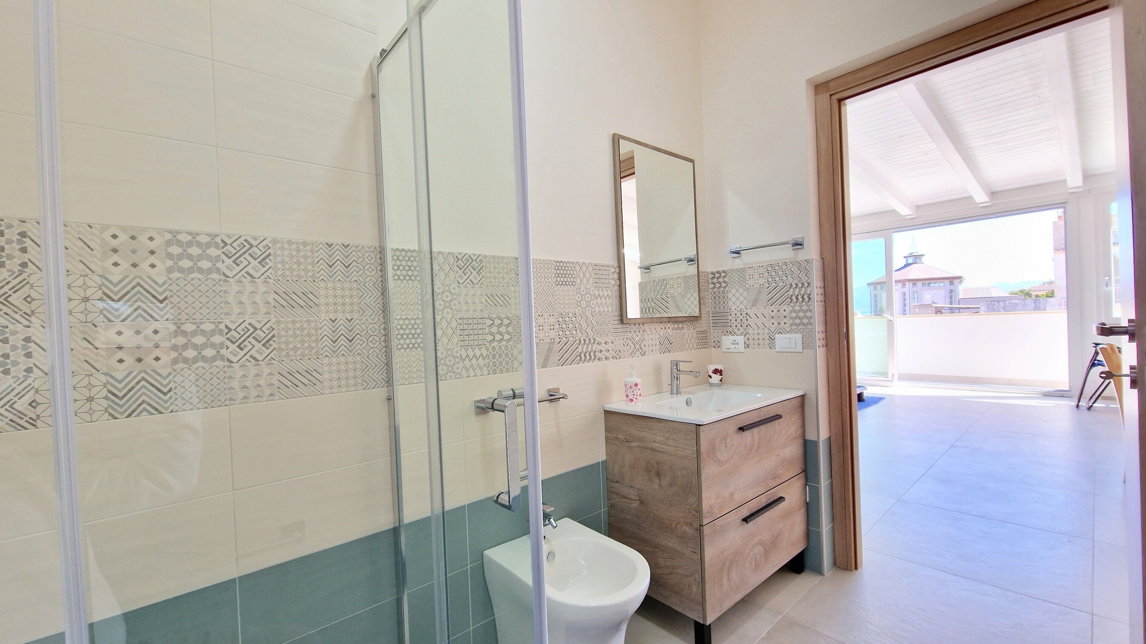 Chuveiro, secador de cabelo, toalhas de banho 