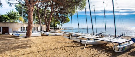 Una spiaggia nelle vicinanze