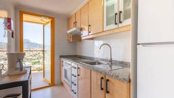 Een koelkast, een microgolfoven, een oven, een kookplaat