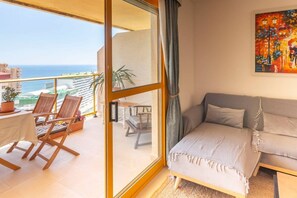 Televisión y chimenea 