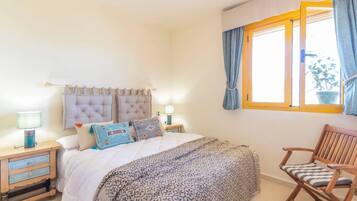 2 slaapkamers, een strijkplank/strijkijzer, reisbedje, wifi