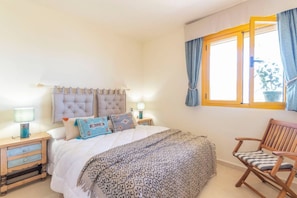 2 habitaciones, tabla de planchar con plancha, cuna de viaje y wifi 