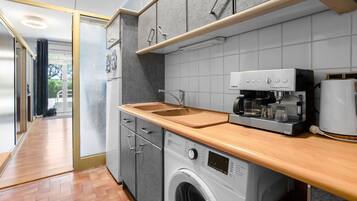 Frigorifero, microonde, forno, piano cottura