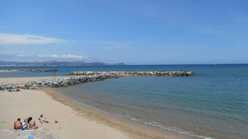 Una spiaggia nelle vicinanze