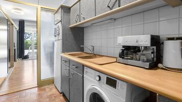 Een koelkast, een microgolfoven, een oven, een kookplaat