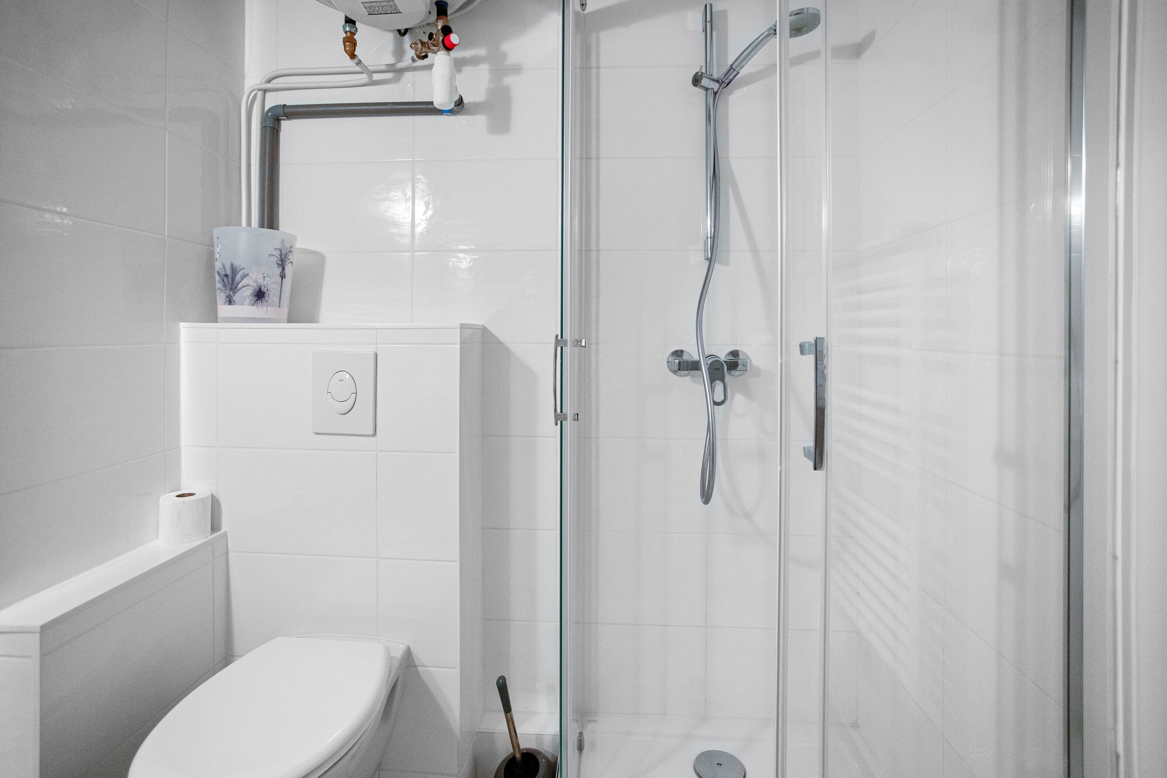 Douche, sèche-cheveux, serviettes fournies