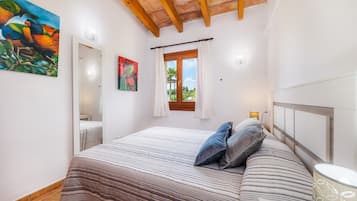 4 bedrooms, iron/ironing board, free WiFi, bed sheets