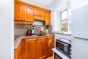 Een koelkast, een magnetron, een oven, een kookplaat