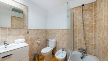 Baignoire, sĂšche-cheveux, serviettes fournies