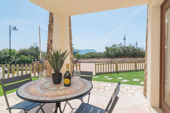 Outdoor dining - Apartment 'Bilocale Conchiglia 1' with Sea View, Wi-Fi and Air Conditioning (Pittulongu)