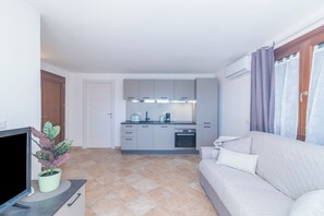 TV - Apartment 'Bilocale Conchiglia 1' with Sea View, Wi-Fi and Air Conditioning (Pittulongu)