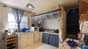 Geladeira, micro-ondas, cooktop, cafeteira/chaleira