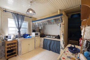 Kühlschrank, Mikrowelle, Herdplatte, Wasserkocher mit Kaffee-/Teezubehör