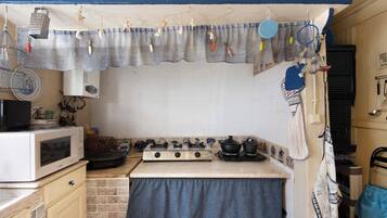 Kühlschrank, Mikrowelle, Herdplatte, Wasserkocher mit Kaffee-/Teezubehör