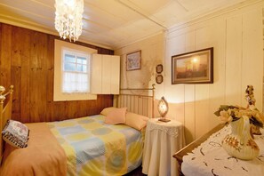 4 habitaciones, tabla de planchar con plancha, wifi y ropa de cama 