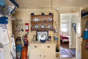 4 habitaciones, tabla de planchar con plancha, wifi y ropa de cama 