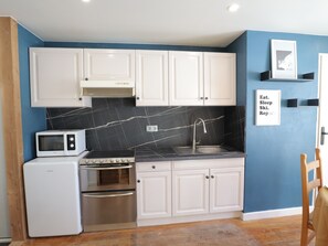 Kylskåp, mikrovågsugn, ugn och diskmaskin