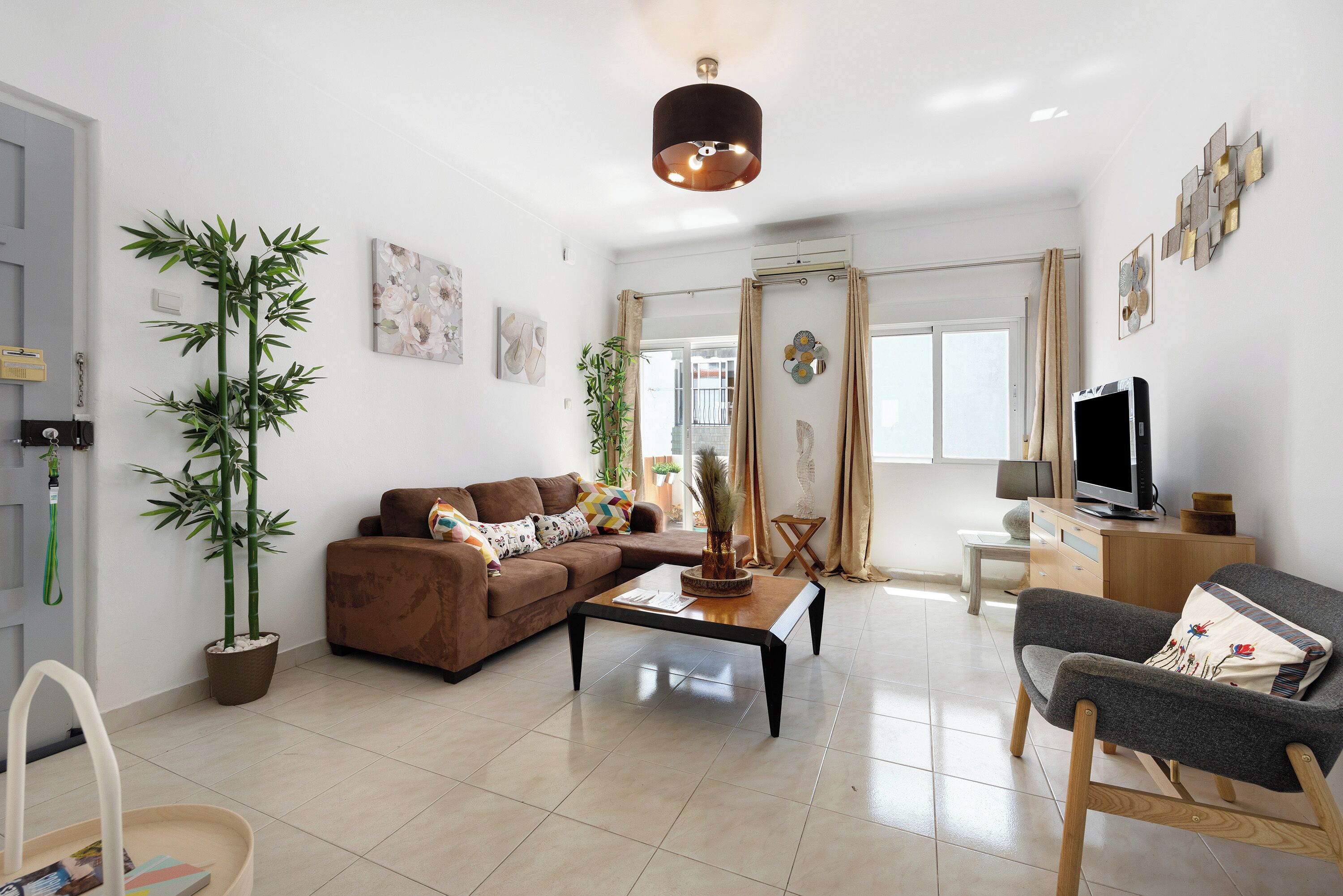 Télévision, cheminée