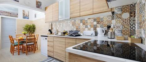Fridge, microwave, oven, stovetop