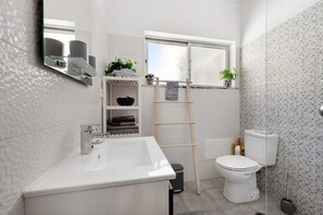 Douche, sèche-cheveux, serviettes fournies