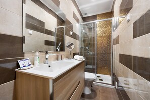 Shower, hair dryer, towels - Vacation Home "Casinha Azul" with 2 Private Terraces, A/C & Wi-Fi (Lagos)