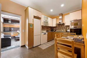 Frigorífico, microondas, horno y placa de cocina