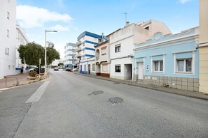 Exterior - Vacation Home "Casinha Azul" with 2 Private Terraces, A/C & Wi-Fi (Lagos)
