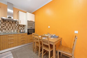 Dining - Vacation Home "Casinha Azul" with 2 Private Terraces, A/C & Wi-Fi (Lagos)