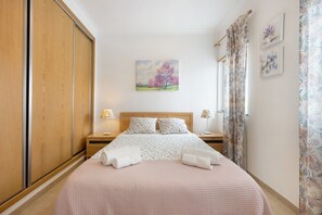 1 bedroom, iron/ironing board, free WiFi, bed sheets - Vacation Home "Casinha Azul" with 2 Private Terraces, A/C & Wi-Fi (Lagos)