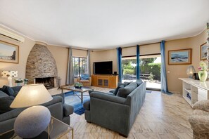 TV, peis, DVD-spiller og stereoanlegg