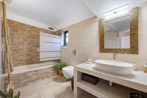 Bathtub, hair dryer, towels - Villa "Casa Canavial" with Sea View, Private Pool & Wi-Fi (Lagos)