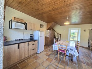 Fridge, microwave, oven, coffee/tea maker