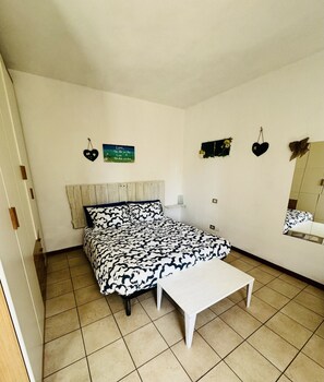 1 slaapkamer, een strijkplank/strijkijzer, wifi, beddengoed